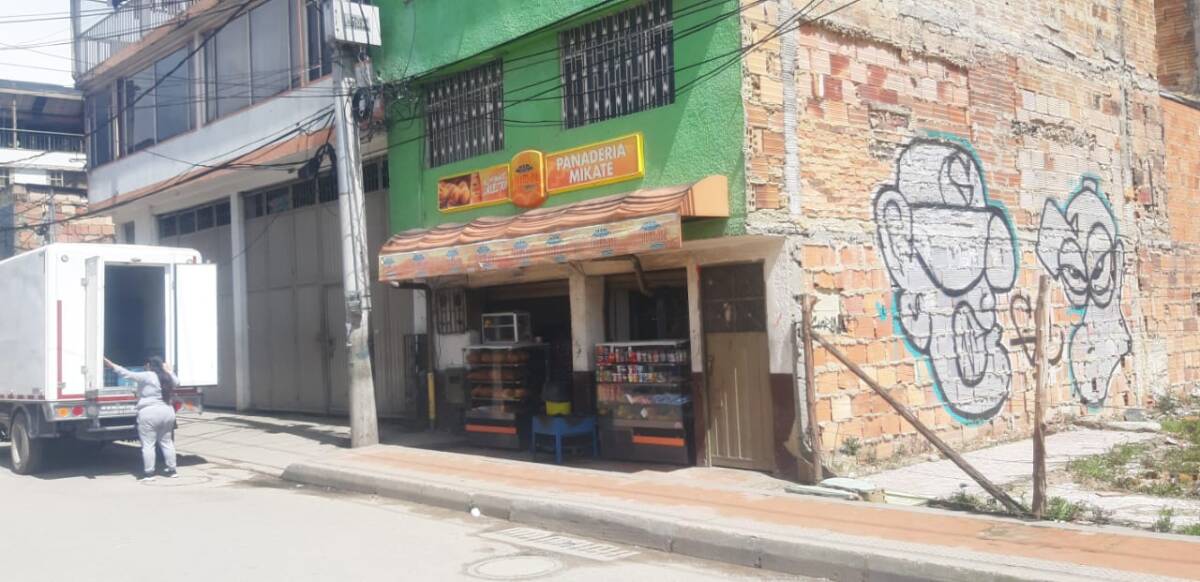 EN VIDEO: Crimen dentro de panadería en Fontibón La señorita Leidy, una joven camarera de 20 años, se encontraba la tarde de este miércoles en la panadería donde había laborado ya varios meses, revisando los panes que habían salido hace poco. El sol amenazaba con ocultarse en el barrio Casandra (Fontibón) cuando un sujeto de chaqueta con capucha naranja, de 32 años, se metió al local, cogió a la mesera como escudo esperando a alguien que lo venía persiguiendo para matarlo.