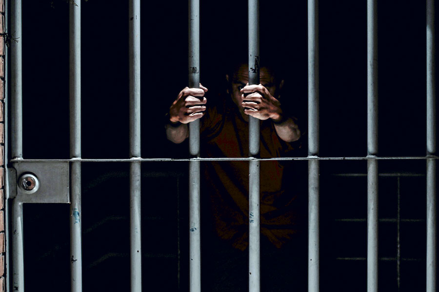 Padrastro y madre de adolescente violada y asesinada: principales sospechosos 1 Padrastro y madre de adolescente violada y asesinada: principales sospechosos Una adolescente de 15 años fue hallada sin vida al interior de su vivienda, con signos de violencia física y sexual. Según la investigación que han realizado las autoridades, presuntamente, la menor habría sido violada por su padrastro y otros sujetos, todo en complicidad de su propia madre.