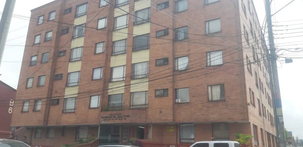 Nuevos detalles del atroz crimen y suicidio del 12 de Octubre 6 Nuevos detalles del atroz crimen y suicidio del 12 de Octubre Tras el escalofriante crimen que se presentó en las últimas horas al interior de una vivienda en el barrio 12 de octubre, de la localidad de barrios Unidos, donde un hombre acabó con la vida de su esposa, su hijo y su sobrino, se han conocido nuevos detalles.