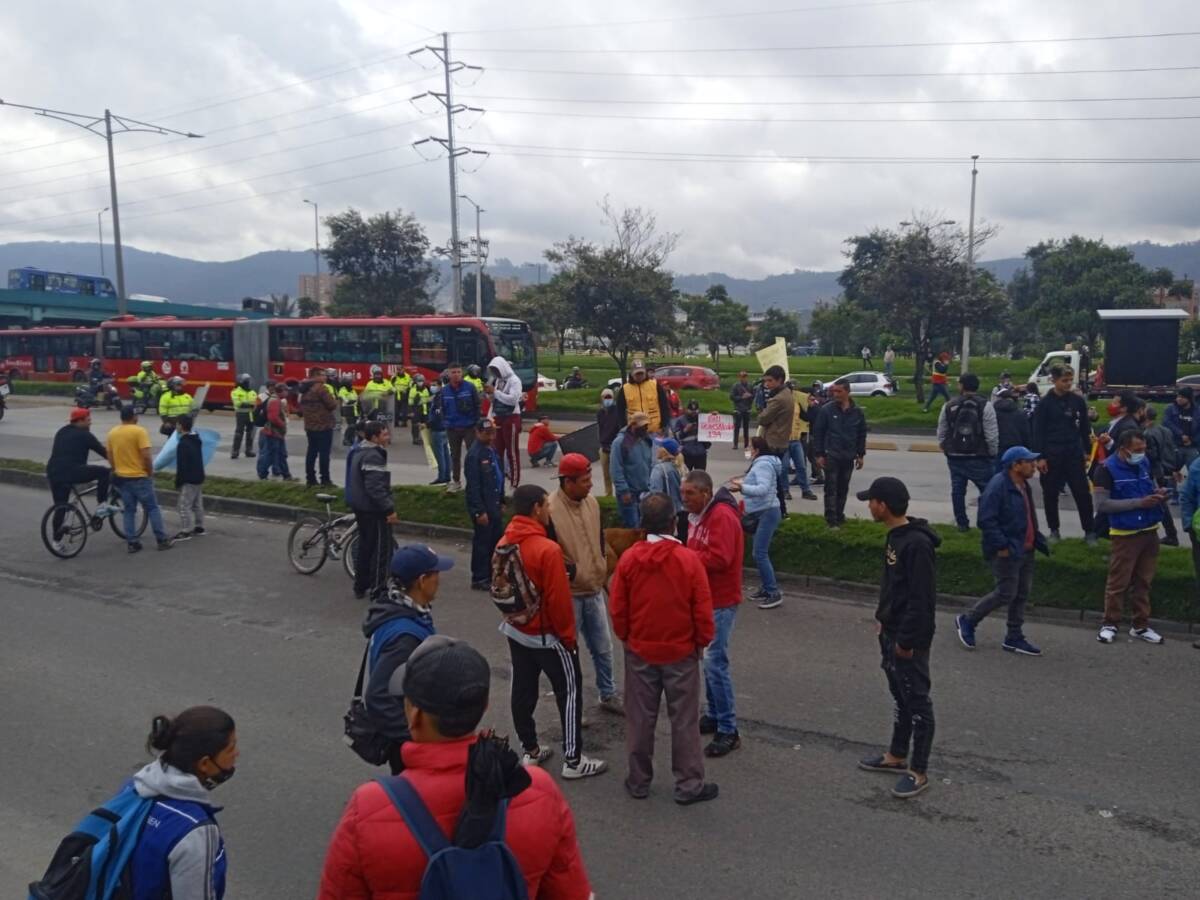 ¡Pilas! A esta hora se presentan bloqueos por parte de bicitaxis y mototaxis En horas de la mañana de este jueves se presentan bloqueos en algunas de las principales vías de la capital, generando afectaciones vehiculares.