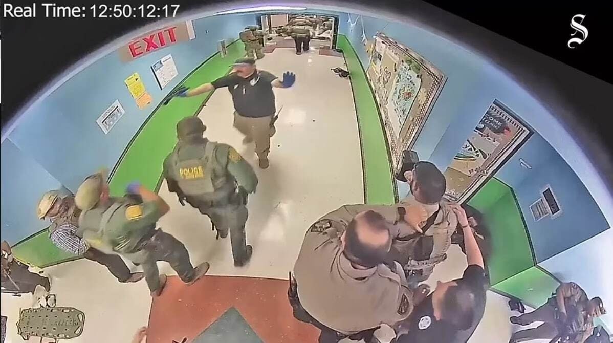 Revelan video de la aterradora matanza en escuela de Texas 2 Revelan video de la aterradora matanza en escuela de Texas Luego que se conociera en las últimas horas el video de la aterradora matanza en una escuela en Texas, Estados Unidos, quedó en entredicho el accionar de la Policía en el caso en el que perdieron la vida 19 niños y 2 maestras.