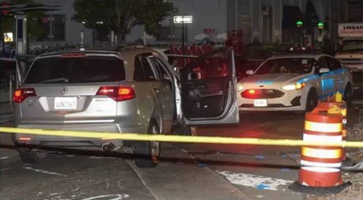 Policía asesinó a un joven que grababa reto de TikTok con un arma de juguete Un joven de 18 años murió luego de que un policía le disparara en la cara mientras este hacía un reto viral de TikTok con un arma de juguete.