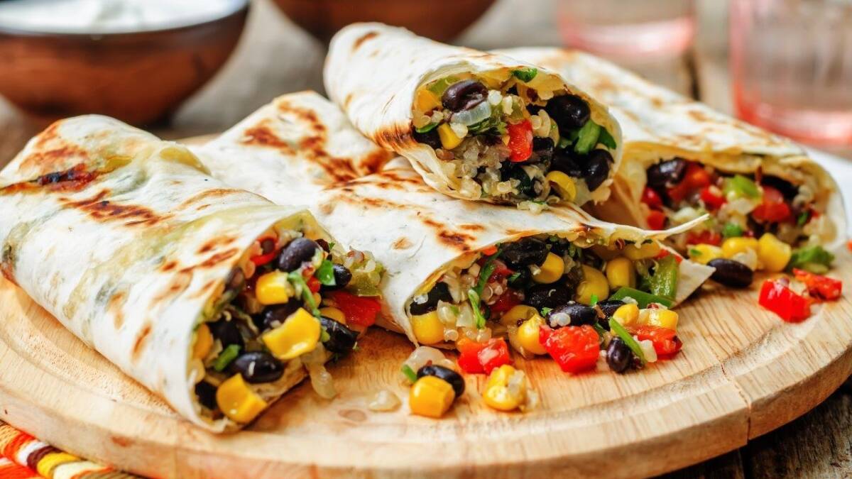 Burritos vegetarianos La comida mexicana goza de gran popularidad en el mundo. Casi siempre es elogiada por los expertos en gastronomía, debido a sus sabores marcados y vistosos platos. En esta oportunidad, unos burritos rellenos de vegetales marcan la diferencia y son la opción ideal para quienes no consumen carnes.