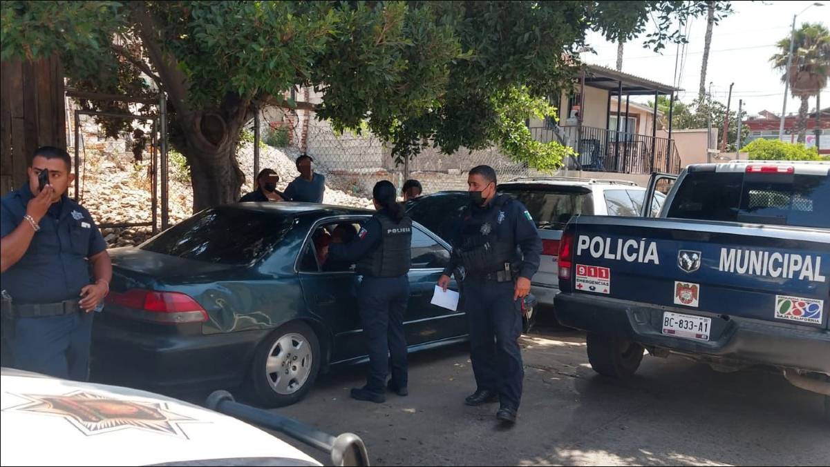 Rescataron a ocho menores que vivían en un carro lleno de basura Las autoridades rescataron a ocho menores de edad que estaban viviendo en un carro completamente lleno de basura. Los niños estaban en una precaria situación, pues el vehículo donde residían era inhabitable por la cantidad de desperdicios que habían en su interior.