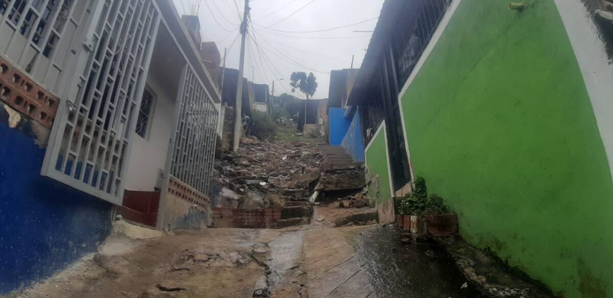 Riña, muerte y captura en vivienda de Soacha En las escarpadas lomas del sector Los Robles, en Cazuca (en el municipio de Soacha), se presentó una confusa riña al interior de una vivienda el domingo. En el inmueble se encontraban departiendo 3 sujetos que terminaron en una riña, agrediéndose con arma blanca entre sí. Uno falleció y otros dos fueron capturados.