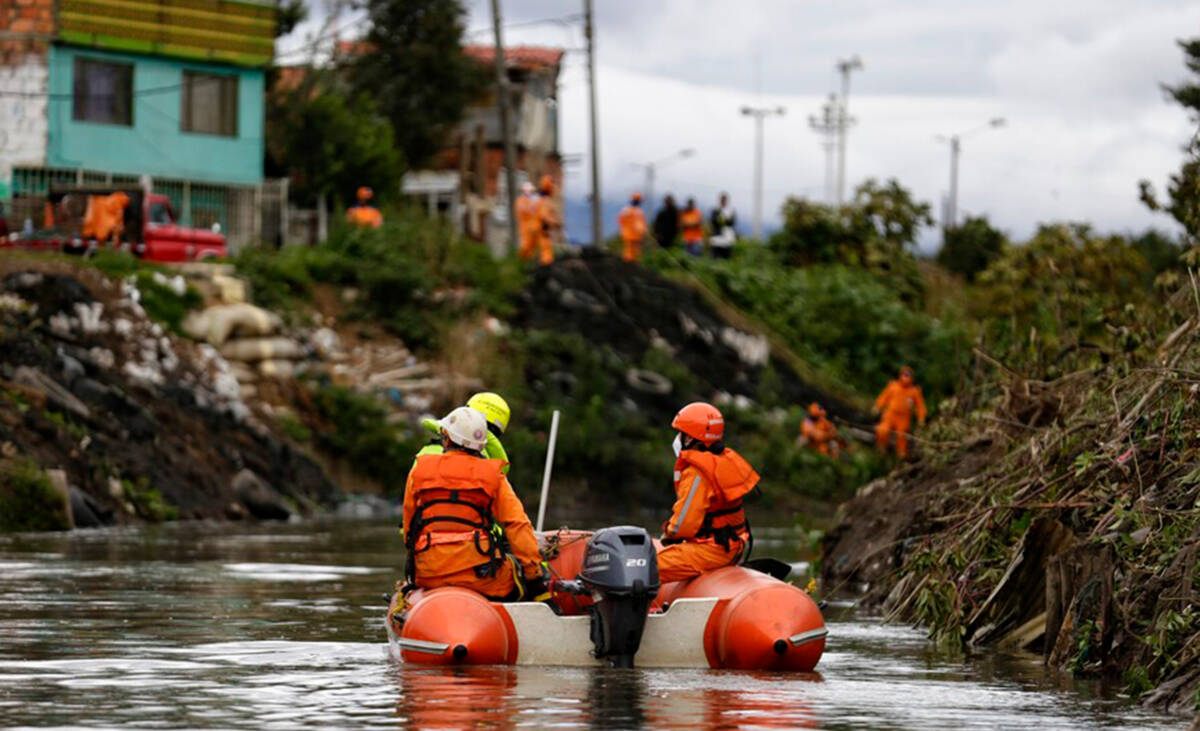 Río Tunjuelito gravemente afectado por el relleno sanitario Doña Juana El río Tunjuelito en este momento se encuentra en precarias condiciones debido a que el operador del relleno sanitario Doña Juana no ha cumplido debidamente con el tratamiento de lixiviados y esto ha ocasionado que varios desechos terminen en este caudal, causando graves afectaciones ambientales.