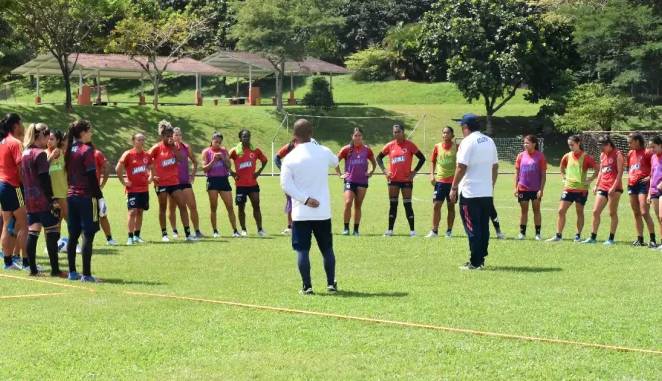 Así se preparó la Selección Colombia para enfrentar hoy a Argentina 1 Así se preparó la Selección Colombia para enfrentar hoy a Argentina La Selección Colombia se enfrentarán este lunes, a las 7:00 p.m. en Bucaramanga, a Argentina en la primera semifinal de la Copa América Femenina, un duelo al que ambos equipos llegan confiados y con el sueño de disputar la final del torneo continental, así como de asegurar un cupo directo al Mundial de Australia y Nueva Zelanda 2023.