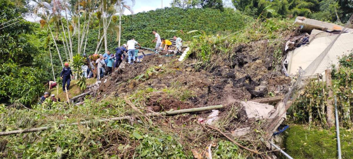 Se presentó derrumbe sobre una escuela en Antioquia Continúan las emergencias en Antioquia por el invierno y la mañana de este jueves, se registró un movimiento de masa sobre una escuela, en la que 13 niños se encontraban en clase.