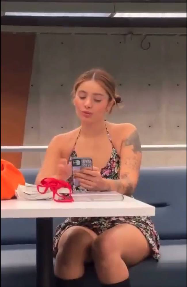Se pronunció la mujer que sale en video sexual dentro de la Universidad Eafit Tras haberse conocido el video sexual que fue grabado dentro de la Universidad Eafit en Medellín, la institución se pronunció para rechazar este bochornoso suceso, además de anunciar una investigación. Pero la polémica no terminó allí, puesto que en las últimas horas la mujer que sale en dicho material audiovisual, decidió dar la cara.