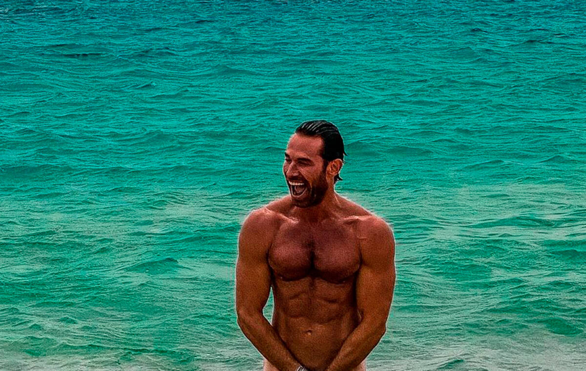 Sebastián Rulli celebró su cumpleaños sin ropa en el mar y calentó la redes  El actor Sebastián Rulli&nbsp;sorprendió a sus seguidores con una serie de fotografías que publicó en su cuenta de Instagram, donde aparece como Dios lo trajo al mundo y retó a la censura de la red social.