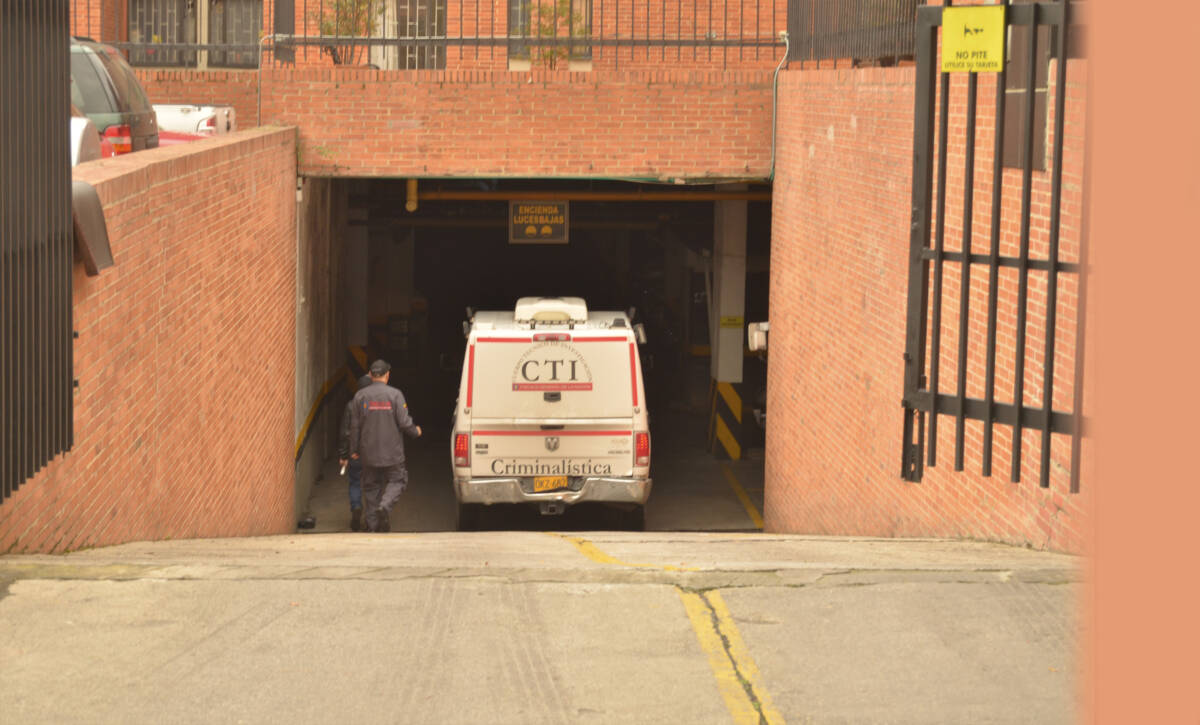 Sicario que asesinó a escolta, iba por la cabeza de un famoso ganadero Un sicario en pijama saltó la reja y logró huir del parqueadero en el que él y sus secuaces acababan de asesinar a un escolta, de 45 años, dentro de un conjunto residencial en la localidad de Suba. Eran las 8:40 de la mañana de ayer. Los hechos ocurrieron en medio de, lo que se cree, fue un atentado contra un ‘duro’ de la ganadería.