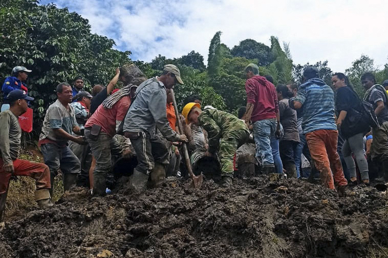 Tres niños muertos deja derrumbe en Antioquia La tarde de este jueves, el Consejo Municipal de Gestión del Riesgo de Desastres de Andes, en Antioquia, confirmó la muerte de tres de los cuatro niños que habían quedado atrapados en el alud de tierra que cayó encima de la escuela en donde estaba recibiendo clases esta mañana.