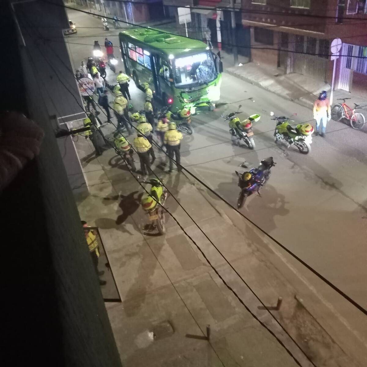 En trágico accidente murieron dos policías 1 En trágico accidente murieron dos policías En la madrugada del sábado, dos jóvenes policías que se dirigían a atender el llamado de la comunidad por una riña que se había presentado en la jurisdicción del CAI Versalles (Fontibón), cuando fueron arrollados por un bus del SITP. Infortunadamente ambos fallecieron.