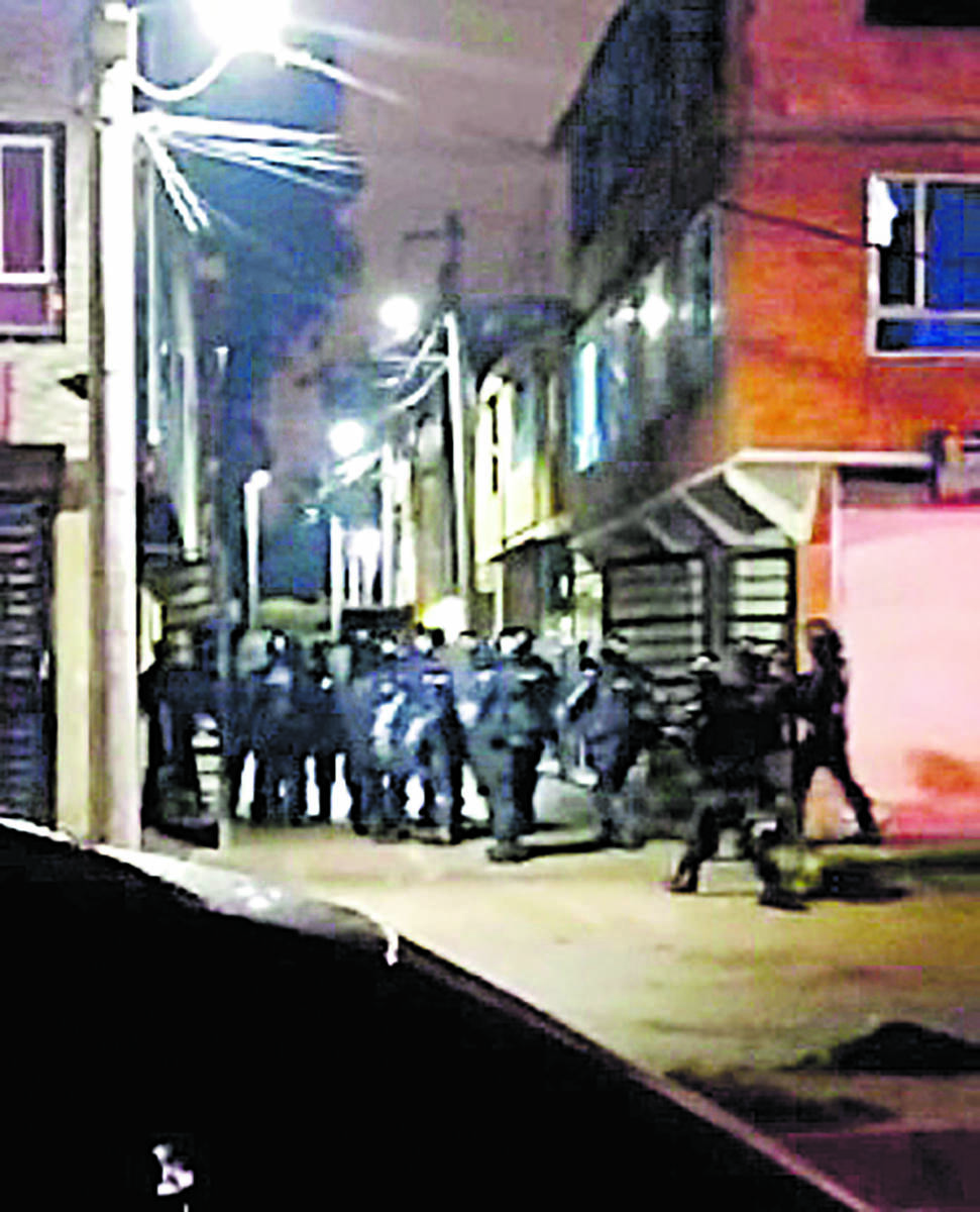 Noche tenebrosa en El Recodo: 2 muertos y un herido 1 Noche tenebrosa en El Recodo: 2 muertos y un herido Un humedal inundado de policías y rescatistas, un camino de sangre que recorre media cuadra, y un helicóptero que volaba buscando pistas, buscando muertos, fue la escena que se vivió en el barrio El Recodo, en la localidad de Fontibón, entre la noche del sábado y todo el día de ayer. En este barrio el infierno se desató a una hora confusa de la noche, en la cual dos hombres resultaron muertos, uno desaparecido, y otros tres capturados.
