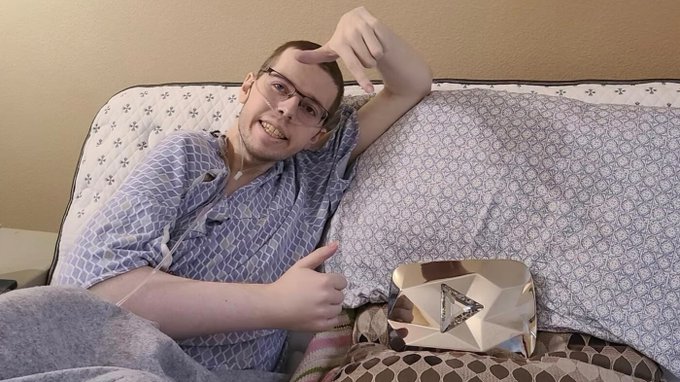 La emotiva despedida de querido 'Youtuber' que murió de cáncer En la comunidad amante de los videojuegos hay una profunda tristeza tras conocerse la muerte del reconocido youtuber 'Techoblade', quien se dedicaba a mostrar sus partidas en el juego Minecraft. El joven de 23 años compartió un doloroso mensaje de despedida.