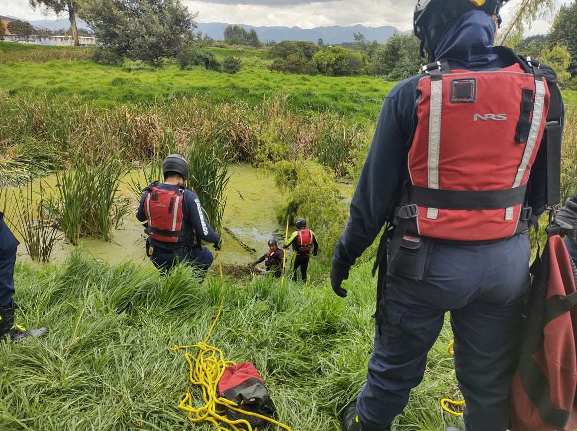 Noche tenebrosa en El Recodo: 2 muertos y un herido 3 Noche tenebrosa en El Recodo: 2 muertos y un herido Un humedal inundado de policías y rescatistas, un camino de sangre que recorre media cuadra, y un helicóptero que volaba buscando pistas, buscando muertos, fue la escena que se vivió en el barrio El Recodo, en la localidad de Fontibón, entre la noche del sábado y todo el día de ayer. En este barrio el infierno se desató a una hora confusa de la noche, en la cual dos hombres resultaron muertos, uno desaparecido, y otros tres capturados.