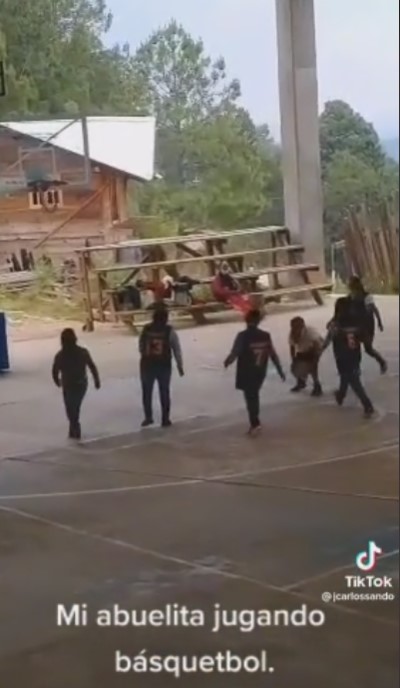 Abuelita sorprendió con su talento jugando baloncesto 1 Abuelita sorprendió con su talento jugando baloncesto Las redes sociales se han convertido en el escenario perfecto para dar a conocer todo tipo de productos, talentos, entre otros. Recientemente se conoció en TikTok un video que se hizo viral de una abuelita que está jugando baloncesto con unos pelados.