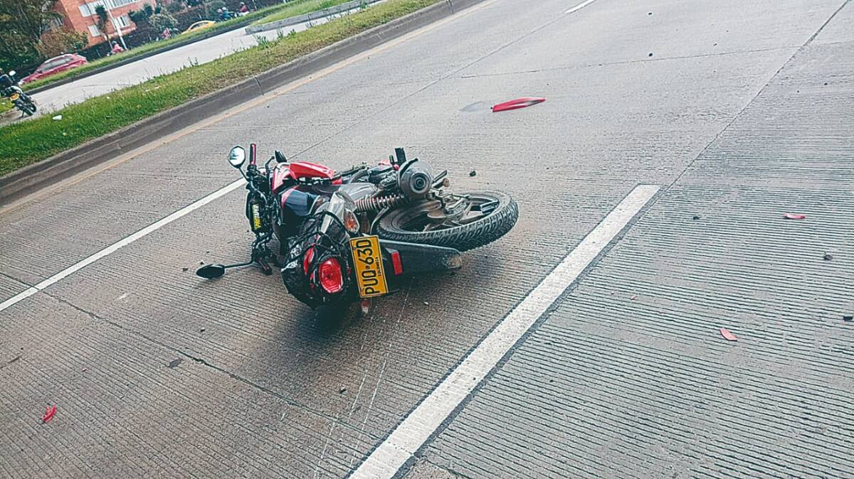 Trágico accidente: Mujer perdió la vida tras chocar contra un andén 2 Trágico accidente: Mujer perdió la vida tras chocar contra un andén Un fatal accidente de tránsito se presentó la mañana de ayer en la localidad de Teusaquillo. Una mujer que conducía una motocicleta al parecer perdió el control del vehículo y tras chocarse con un andén de la Avenida NQS, falleció.