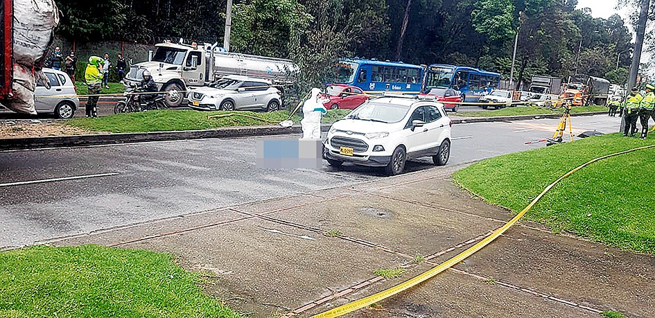Motociclista falleció en accidente en la Avenida Boyacá La Avenida Boyacá, en el occidente de la capital, sigue siendo uno de los ejes viales que más accidentes viales presenta en toda la ciudad, aún más en la temporada de lluvias. La mañana de ayer no fue la excepción, pues una motociclista falleció tras un siniestro en el que también se vieron involucrados una camioneta y un camión, pasadas las 10:20 a.m.