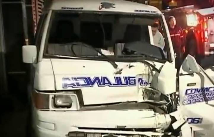 Aparatoso accidente de un ambulancia por tremendo hueco en Fontibón 1 Aparatoso accidente de un ambulancia por tremendo hueco en Fontibón En el barrio el Carmen, de la localidad de Fontibón se presentó un grave accidente que se dio debido a un hueco que hay en medio de la calle.