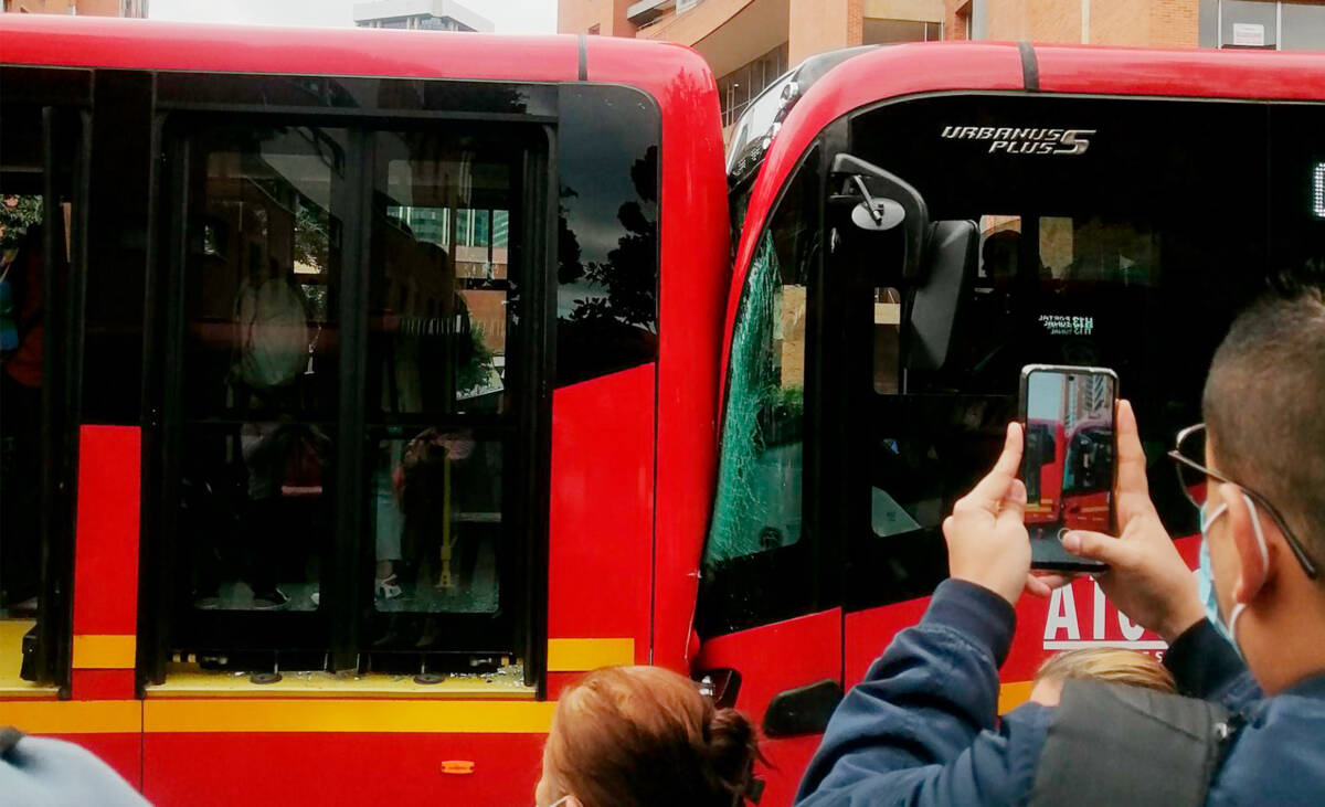 Tres heridos dejó choque de dos articulados en la Av. Caracas La mañana de este martes se presentó un accidente entre dos buses de TransMilenio en la Avenida Caracas, lo que ha complicado la movilidad en esta zona de la capital.