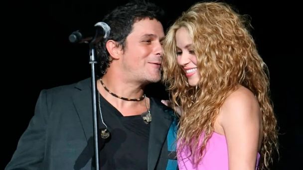 La cercanía entre Alejandro Sanz y Shakira revive rumores de un 'amorío' 1 La cercanía entre Alejandro Sanz y Shakira revive rumores de un 'amorío' La separación de la cantante Shakira y el jugador del Barsa está dando mucho de qué hablar, desde que empezaron a sacar los rumores de una supuesta infidelidad por parte del deportista, y luego que la barranquillera sacara un comunicado anunciando que se encontraba en el proceso de divorcio, la pareja ha estado en el ojo del huracán y cada paso que dan no pasa desapercibido.