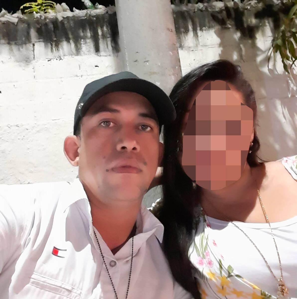 A Alexánder lo mató su cuñado en Bosa Q’HUBO conoció que alrededor de las 6 de la mañana del lunes, en medio de una reunión de una familia con algunos amigos en una vivienda ubicada en la Carrera 99B con Calle 58 Sur, se encontraba Alexánder Areiza Ávila (37 años) cuando tuvo una discusión con un cuñado.