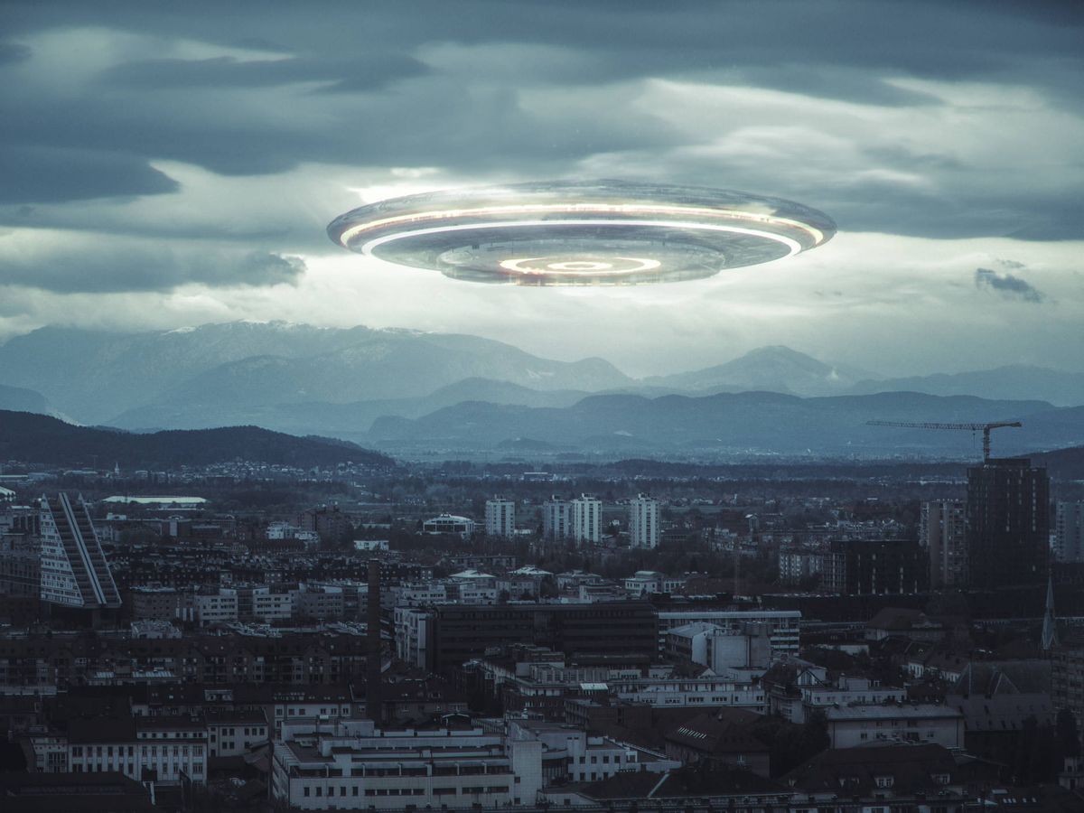 ¿Se acerca la llegada de alienígenas a la tierra? 1 ¿Se acerca la llegada de alienígenas a la tierra? Desde que tenemos uso de razón hemos escuchado que los seres humanos en unfuturo no muy lejanoseremos raptados antes de la destrucción de la Tierra o el Armagedón. Para los creyentes cristianos se trata de los hijos de Dios que ascenderán al cielo, pero para los ufólogos se trata de los elegidos por razas alienígenas que serán llevados a otro planeta.