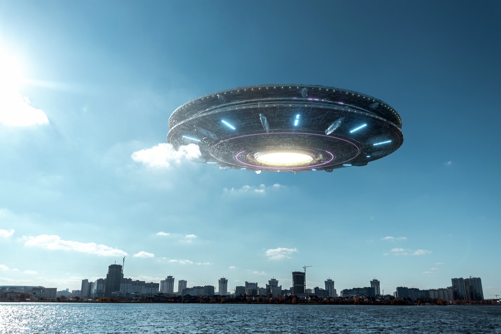 ¿Se acerca la llegada de alienígenas a la tierra? 2 ¿Se acerca la llegada de alienígenas a la tierra? Desde que tenemos uso de razón hemos escuchado que los seres humanos en unfuturo no muy lejanoseremos raptados antes de la destrucción de la Tierra o el Armagedón. Para los creyentes cristianos se trata de los hijos de Dios que ascenderán al cielo, pero para los ufólogos se trata de los elegidos por razas alienígenas que serán llevados a otro planeta.