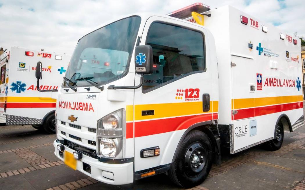 Ambulancias que se peleaban por atender un accidente en moto se estrellaron 8 Ambulancias que se peleaban por atender un accidente en moto se estrellaron En las últimas horas se conoció que tres ambulancias protagonizaron un accidente de tránsito en el barrio Álamos de la localidad de Engativá, esto debido a que se peleaban por atender un caso.