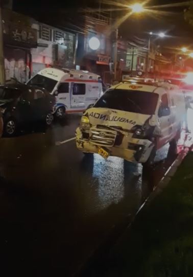 Ambulancias que se peleaban por atender un accidente en moto se estrellaron 1 Ambulancias que se peleaban por atender un accidente en moto se estrellaron En las últimas horas se conoció que tres ambulancias protagonizaron un accidente de tránsito en el barrio Álamos de la localidad de Engativá, esto debido a que se peleaban por atender un caso.