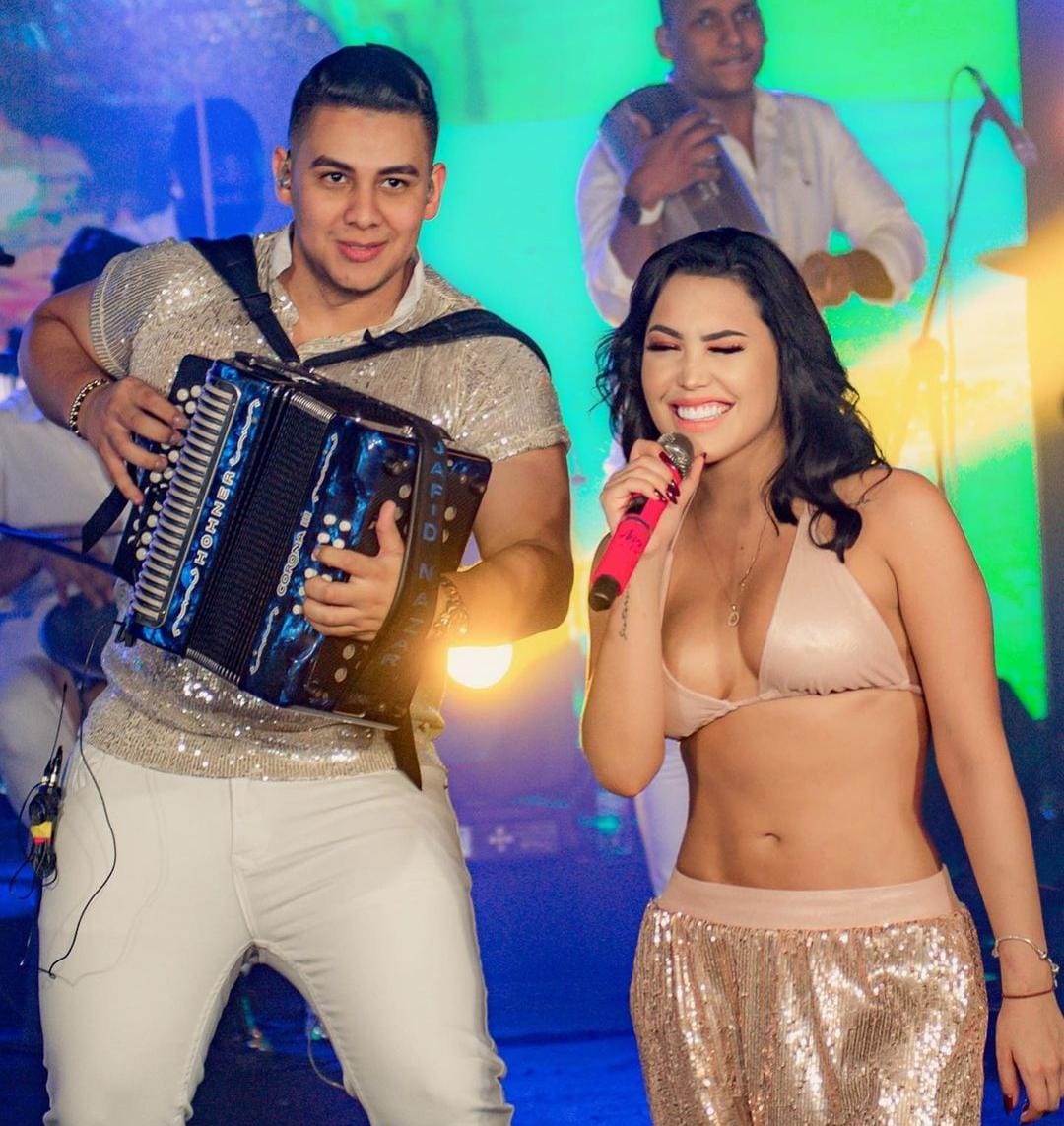 Ana del Castillo se emberracó porque agredieron a su acordeonero 1 Ana del Castillo se emberracó porque agredieron a su acordeonero La cantante de vallenato Ana del Castillo, de 23 años, se enfureció cuando en plena presentación le lanzaron un objeto a su acordeonero en la cabeza.