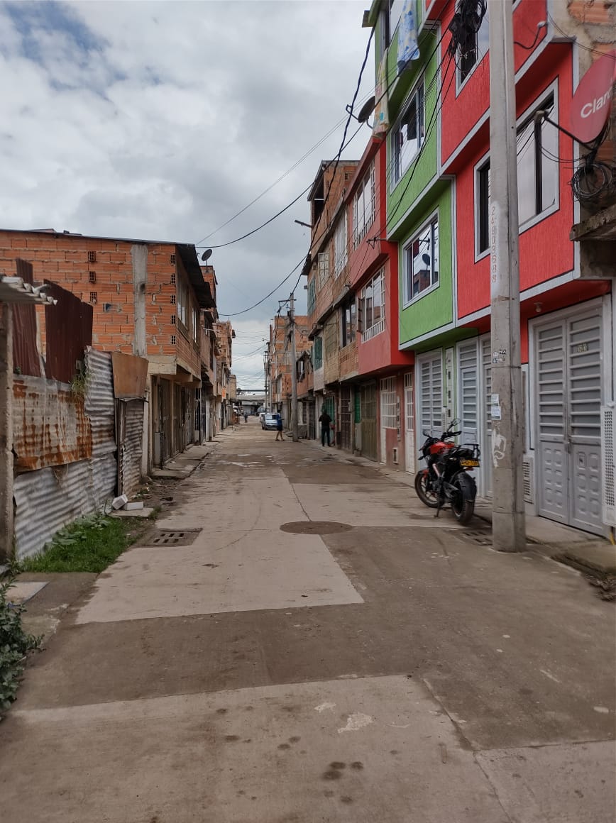 Noche tenebrosa en El Recodo: 2 muertos y un herido 2 Noche tenebrosa en El Recodo: 2 muertos y un herido Un humedal inundado de policías y rescatistas, un camino de sangre que recorre media cuadra, y un helicóptero que volaba buscando pistas, buscando muertos, fue la escena que se vivió en el barrio El Recodo, en la localidad de Fontibón, entre la noche del sábado y todo el día de ayer. En este barrio el infierno se desató a una hora confusa de la noche, en la cual dos hombres resultaron muertos, uno desaparecido, y otros tres capturados.