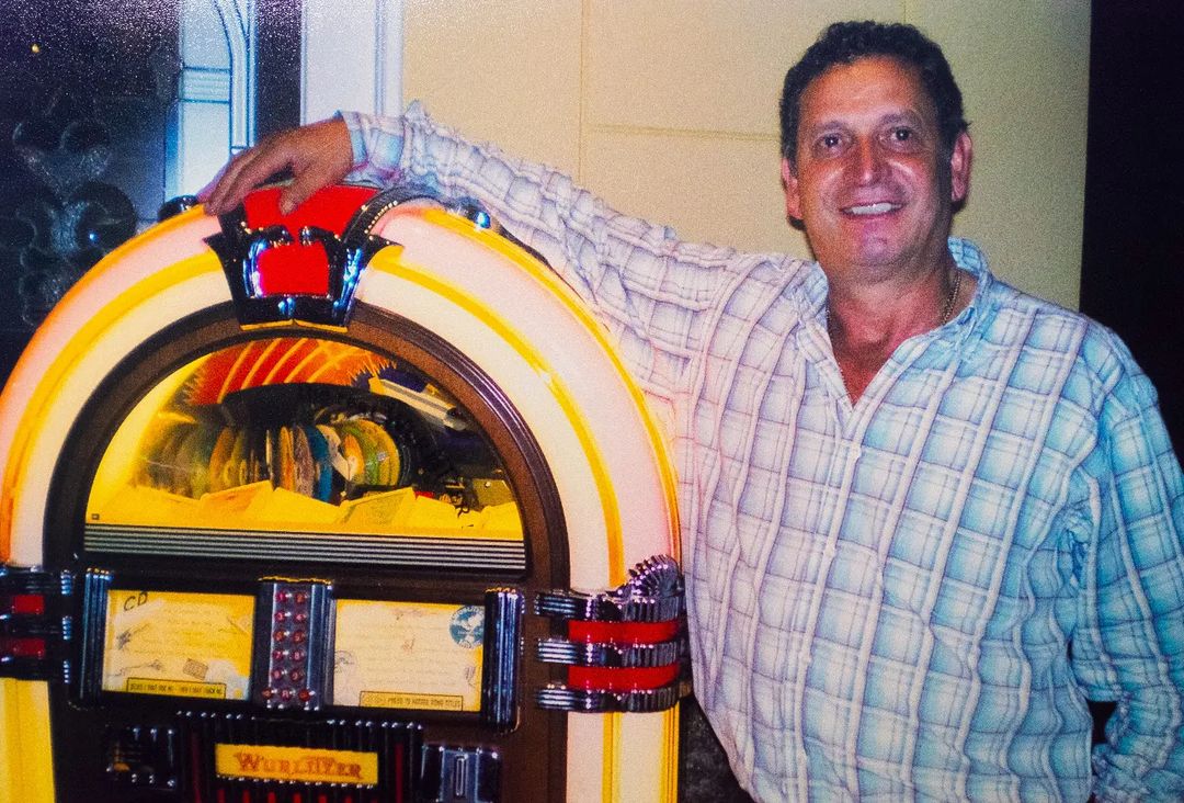 "Será el rey del despecho toda la vida": Fanáticos despiden a Darío Gómez 4 "Será el rey del despecho toda la vida": Fanáticos despiden a Darío Gómez Los fanáticos de la música de Darío Gómez lloran la muerte del Rey del Despecho. A las afueras de la Clínica Las Américas, cientos de seguidores del intérprete antioquieño entonan sus letras. El deceso del artista de 71 años ocurrió en la noche de este martes 26 de julio.