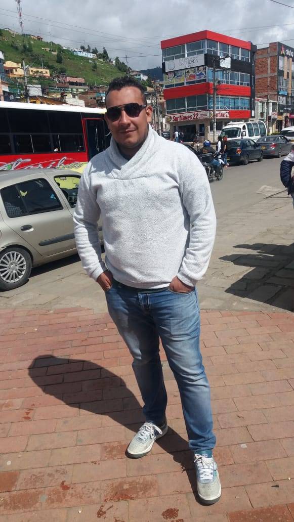 Asesinan a Francisco fuera de taberna en Soacha A Francisco Javier Tamayo Galván un presunto sicario no lo dejó acabar de disfrutar las ‘polas’ que se estaba tomando en un pequeño bar del barrio Juan Pablo I, en el sector de La Despensa (Soacha), la tarde de este domingo. A plena luz, y ante la presencia de vecinos despreocupados, el criminal le clavó un cuchillo en el pecho en vía pública.