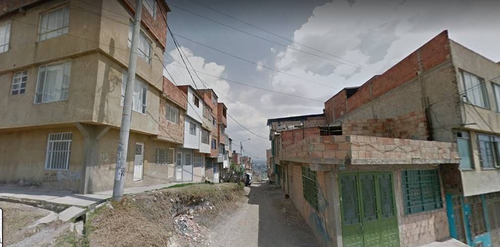 Ataque sicarial en Ciudad Bolívar Cerca de las 6 de la tarde del miércoles, vecinos del sector de La Torre, en el barrio Arborizadora Alta (en Ciudad Bolívar), alertaron a las autoridades por el hallazgo de un cuerpo que yacía en vía pública. El cuerpo presentaba una herida en la cabeza y los vecinos intuían que se encontraba sin vida.