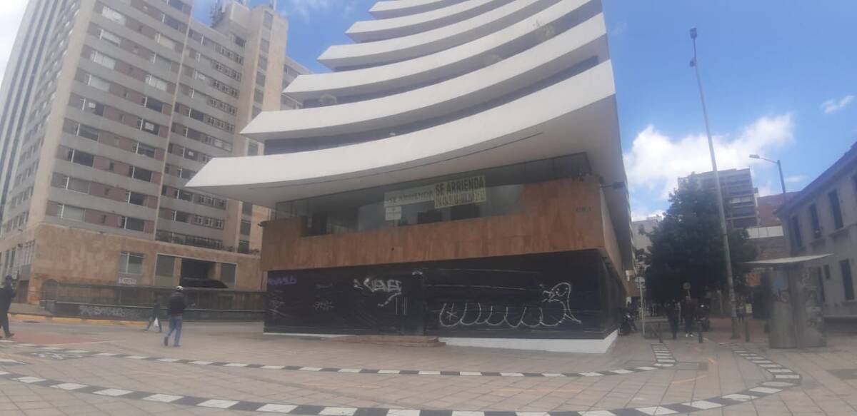 Lo asesinaron con un bolardo en Santa Fe 1 Lo asesinaron con un bolardo en Santa Fe Terribles imágenes se vieron ayer en frente a uno de los edificios más bellos del centro de Bogotá. En plena vía pública y con una sevicia inexplicable, un joven fue asesinado con un pedazo de bolardo que estaba tirado al lado de donde dormía la víctima de tan atroz muerte.