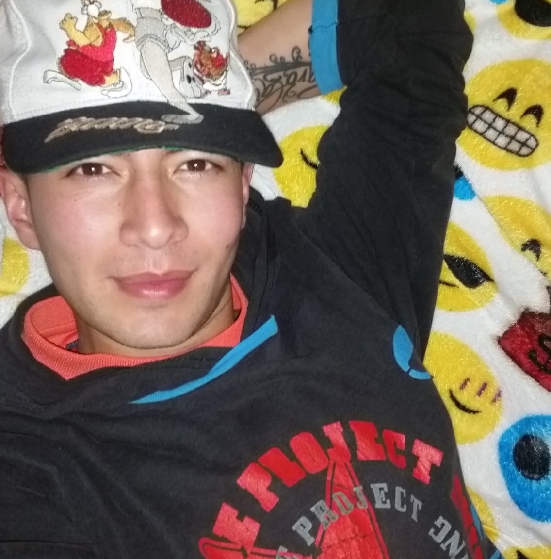 Sebastián fue asesinado mientras hablaba por celular en Engativá 2 Sebastián fue asesinado mientras hablaba por celular en Engativá “¡Está vivo, hagan algo!”, fue el grito desesperado de un ciudadano que intentaba auxiliar a un joven a que acababan de balear en el barrio Villa Amalia de la localidad de Engativá.