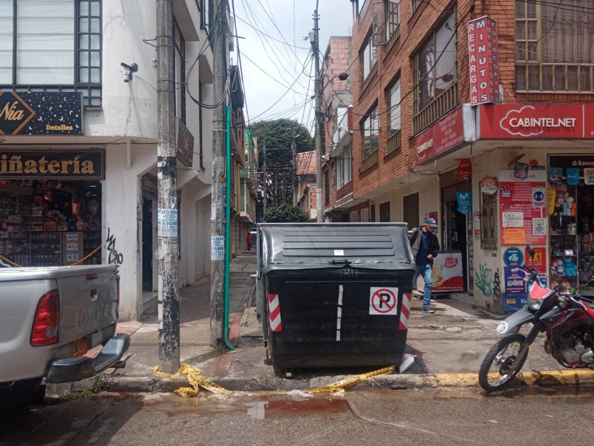 Sebastián fue asesinado mientras hablaba por celular en Engativá 1 Sebastián fue asesinado mientras hablaba por celular en Engativá “¡Está vivo, hagan algo!”, fue el grito desesperado de un ciudadano que intentaba auxiliar a un joven a que acababan de balear en el barrio Villa Amalia de la localidad de Engativá.