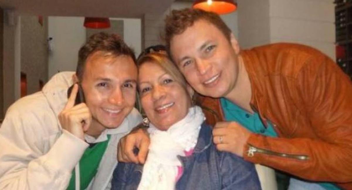 Jhonier manipuló celular de Mauricio y grabó audios haciéndose pasar por él La mañana de este viernes la Fiscalía presentó las pruebas que corroboran que Jhonier Leal habría manipulado el celular de su hermano posterior a su crimen. Por si fuera poco, alteró la escena del crimen para dar a entender que la muerte de su mamá y hermano se trataban de un homicidio suicidio y no de un doble asesinato a manos de una tercera persona.
