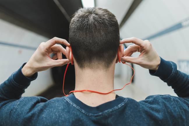 Tips para escoger los auriculares adecuados 1 Tips para escoger los auriculares adecuados Los auriculares se han convertido en un accesorio indispensable para uso cotidiano acompañándonos mientras hacemos deporte, en una videollamada, en videojuegos o ‘maratoneando’ series.