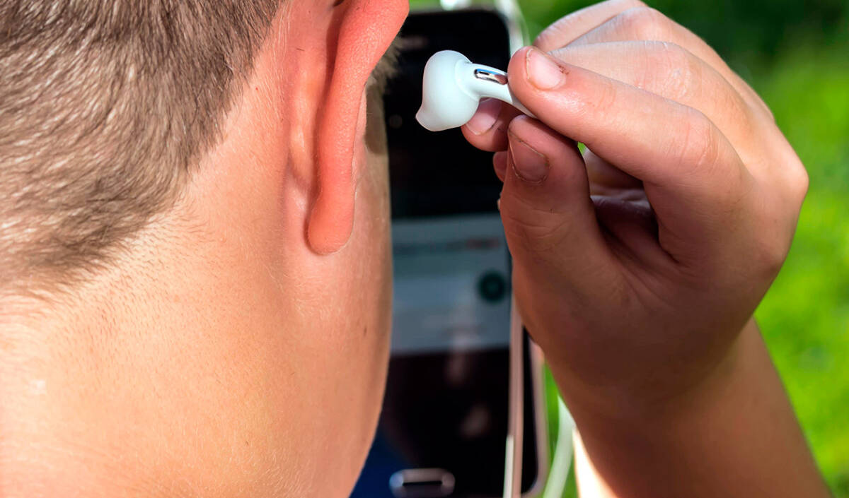 Tips para escoger los auriculares adecuados 2 Tips para escoger los auriculares adecuados Los auriculares se han convertido en un accesorio indispensable para uso cotidiano acompañándonos mientras hacemos deporte, en una videollamada, en videojuegos o ‘maratoneando’ series.