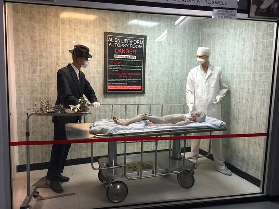 Enfermera confesó estar traumatizada tras hacerle la autopsia a un alienígena 1 Enfermera confesó estar traumatizada tras hacerle la autopsia a un alienígena El empleado, Glenn Dennis, quien trabajó en la funeraria de Roswell, Nuevo México, después del accidente del OVNI de Roswell en 1947, no quiso revelar la identidad de la enfermera.
