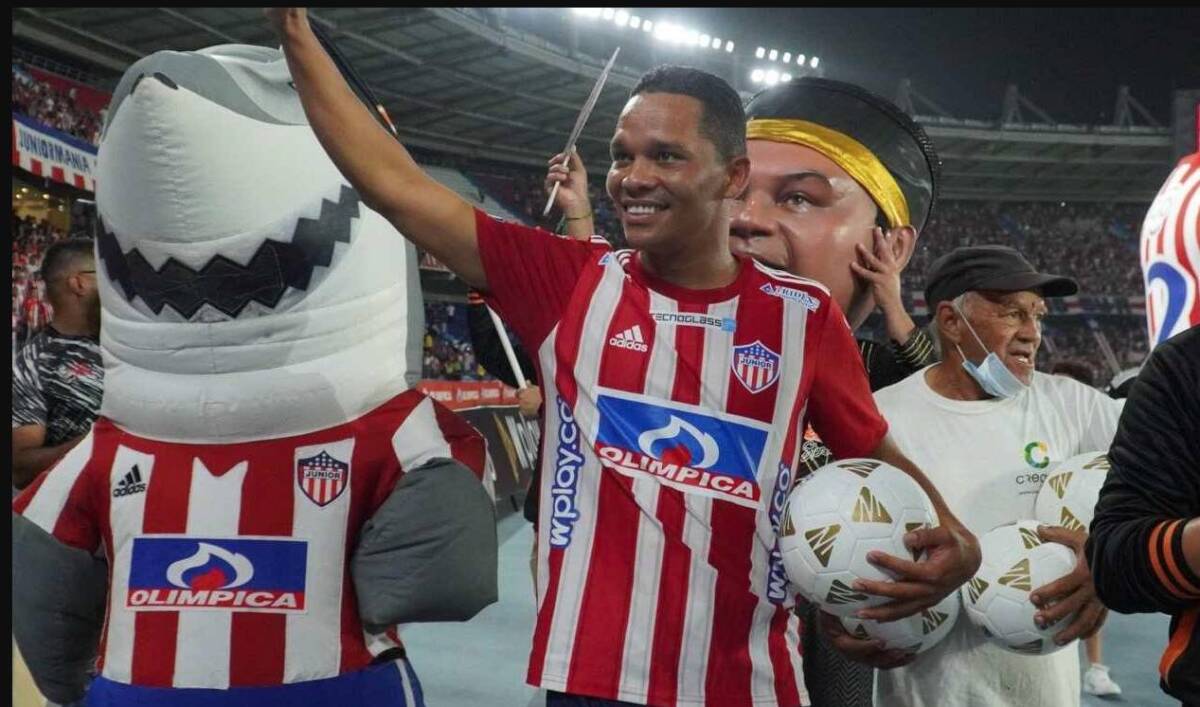 Top cinco de los futbolistas mejor pagos de la Liga colombiana 1 Top cinco de los futbolistas mejor pagos de la Liga colombiana Futbolistas de renombre que actualmente juegan en la liga colombiana están en el país ganando jugosos salarios, sin importar que por la edad estén cerca de retirarse.