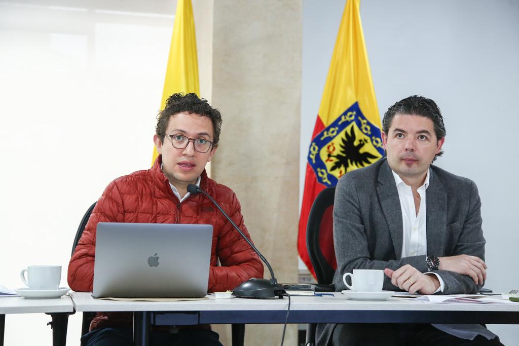 Cifra de homicidios en Bogotá: la más baja en los últimos 20 años 1 Cifra de homicidios en Bogotá: la más baja en los últimos 20 años Este miércoles la Alcaldía de Bogotá dio un balance sobre las cifras de homicidios de este primer semestre. Durante la rueda de prensa, el secretario de Seguridad, Convivencia y Justicia, Aníbal Fernández de Soto; el secretario de Gobierno, Felipe Jiménez; y el comandante operativo de la Policía Metropolitana de Bogotá, coronel Édgar Cárdenas, informaron que este semestre se registró la cifra más baja en los últimos 20 años.