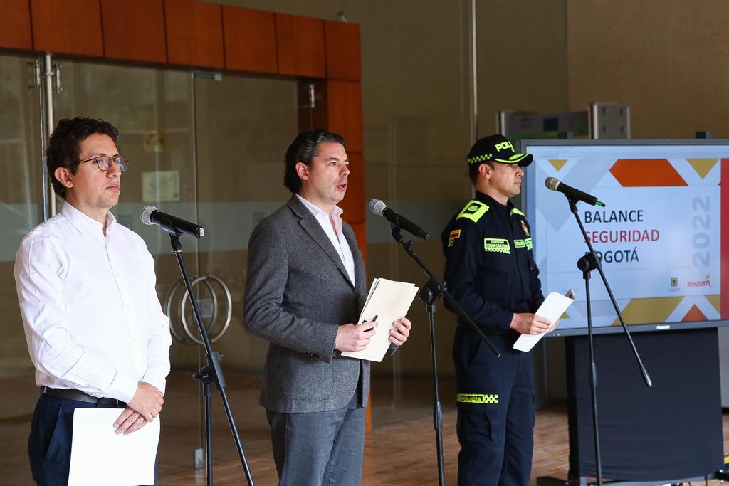 Cifra de homicidios en Bogotá: la más baja en los últimos 20 años 8 Cifra de homicidios en Bogotá: la más baja en los últimos 20 años Este miércoles la Alcaldía de Bogotá dio un balance sobre las cifras de homicidios de este primer semestre. Durante la rueda de prensa, el secretario de Seguridad, Convivencia y Justicia, Aníbal Fernández de Soto; el secretario de Gobierno, Felipe Jiménez; y el comandante operativo de la Policía Metropolitana de Bogotá, coronel Édgar Cárdenas, informaron que este semestre se registró la cifra más baja en los últimos 20 años.