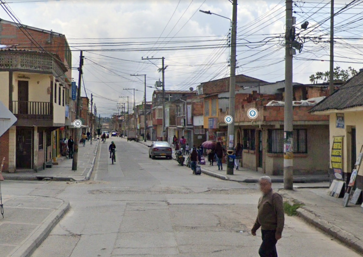 Gustavo fue asesinado en su barbería 1 Gustavo fue asesinado en su barbería En el barrio Sosiego del vecino municipio de Madrid (Cundinamarca) no salen del asombro por el atentado que sufrió un querido barbero, la noche del miércoles. Dos sujetos llegaron hasta la barbería, propiedad del sujeto, y dispararon contra su humanidad, propinándole graves heridas que terminaron causándole la muerte. El atacante huyó y la Policía ya está tras su paradero.