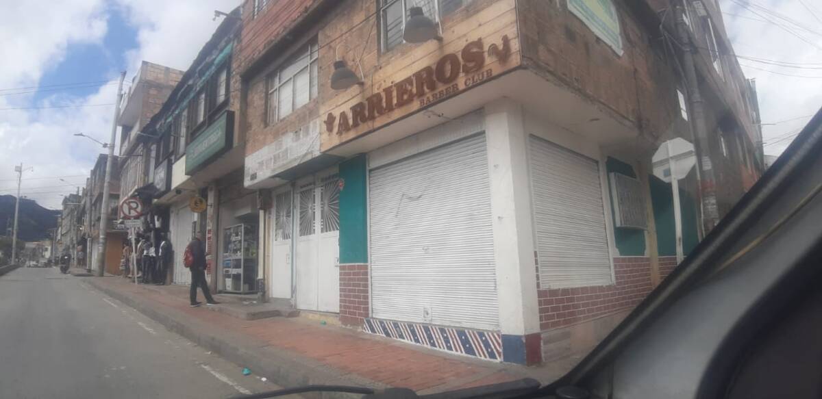 Asesinan a joven migrante en Danubio Una algarabía de vecinos, comerciantes y transeúntes del barrio Danubio Azul, en Usme, se congregó el martes pasadas las 12:30 p.m. frente a una barbería del sector, en donde desconocidos acababan de dispararle a un joven en la cabeza. El muchacho se desangraba tras recibir un disparo en la cabeza y los eternos minutos de espera por auxilio médico le diezmaban las posibilidades de sobrevivir. Los presentes en la lamentable escena se disiparon horrorizados cuando el herido fue trasladado al Hospital El Tunal.