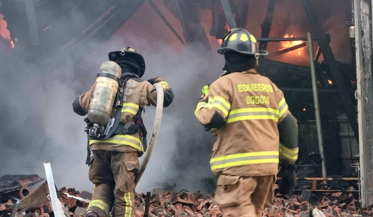 Tremenda balecera entre bandas criminales terminó en incendio En la localidad de Usaquén, en las horas de la madrugada de este martes, dos bandas criminales tuvieron un fuerte enfrentamiento que terminó por generar un grave incendio en la invasión Tres Calaveras.