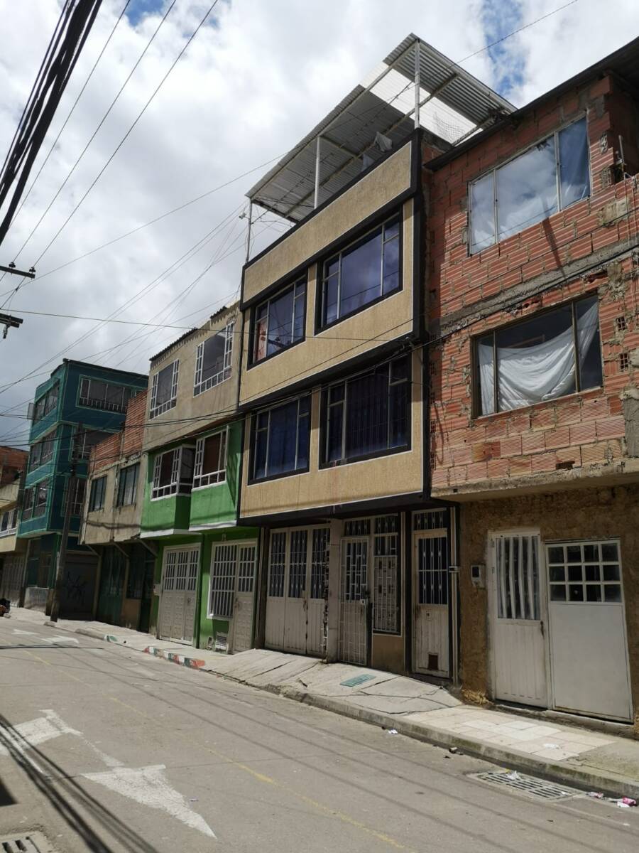 A Alexánder lo mató su cuñado en Bosa Q’HUBO conoció que alrededor de las 6 de la mañana del lunes, en medio de una reunión de una familia con algunos amigos en una vivienda ubicada en la Carrera 99B con Calle 58 Sur, se encontraba Alexánder Areiza Ávila (37 años) cuando tuvo una discusión con un cuñado.